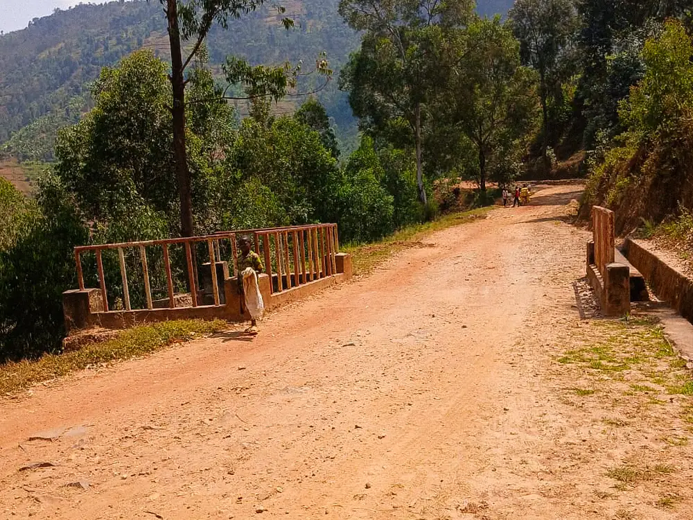 Road approach and side drainage at the bridge