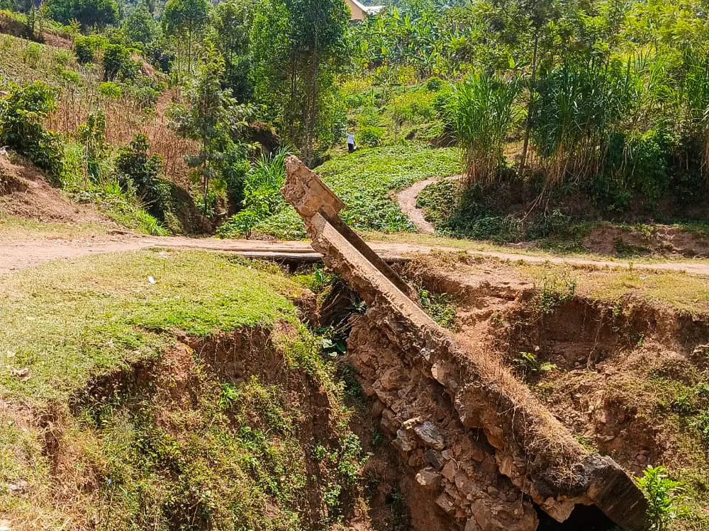 Existing culvert structure and erosion gully at the Mbuye crossing